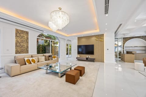 Luxury Villa with Pool, Cinema & Spa - Jumeirah Golf Villa in Dubai