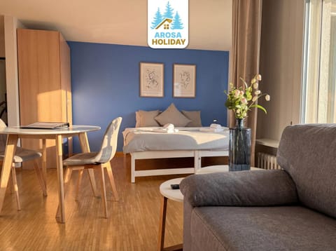 Bed, Seating area, Dining area