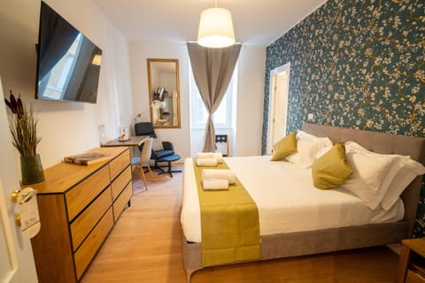 Bed, TV and multimedia, Photo of the whole room, Seating area, Bedroom, towels