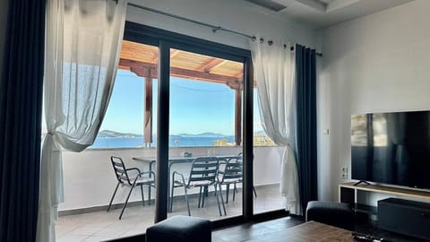 Communal lounge/ TV room, Natural landscape, TV and multimedia, Living room, Seating area, Mountain view, Sea view