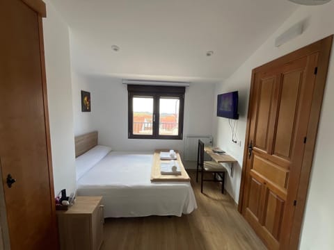 Bed, TV and multimedia, Photo of the whole room, Bedroom, wardrobe
