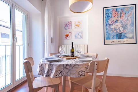Living room, Seating area, Dining area, Alcoholic drinks