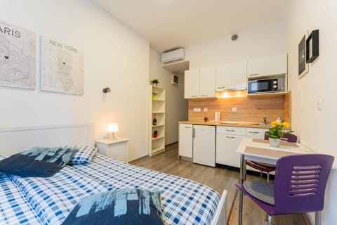 Bed, Kitchen or kitchenette, Living room, Photo of the whole room, Seating area, Dining area, Bedroom, air conditioner