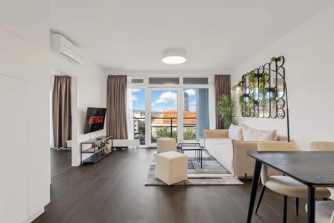 TV and multimedia, Living room, Photo of the whole room, Seating area, Dining area, Evening entertainment, air conditioner