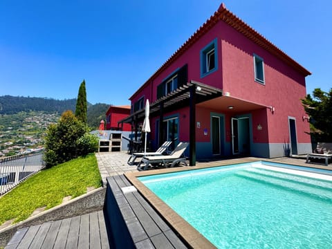 Property building, Day, Natural landscape, Summer, Mountain view, Pool view, Swimming pool