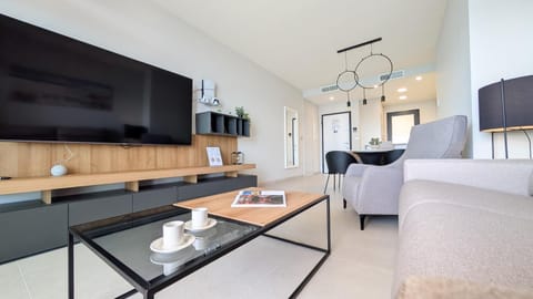 TV and multimedia, Living room, Evening entertainment