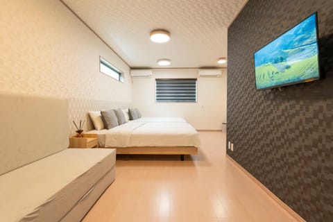 Bed, TV and multimedia, Photo of the whole room, Bedroom