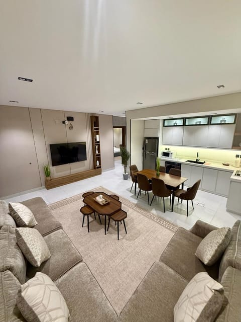 Communal lounge/ TV room, TV and multimedia, Coffee/tea facilities, Kitchen or kitchenette, Living room, Seating area, Dining area, internet, microwave, stove, washing machine, kitchen, air conditioner, air conditioner