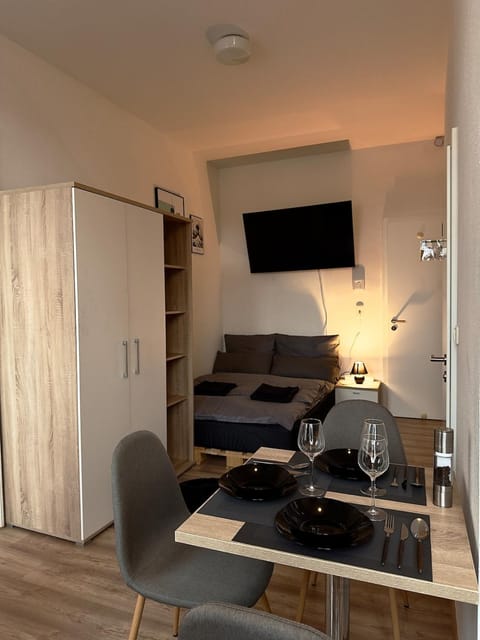 Bed, TV and multimedia, Photo of the whole room, Seating area, Dining area, Evening entertainment, Bedroom, wardrobe