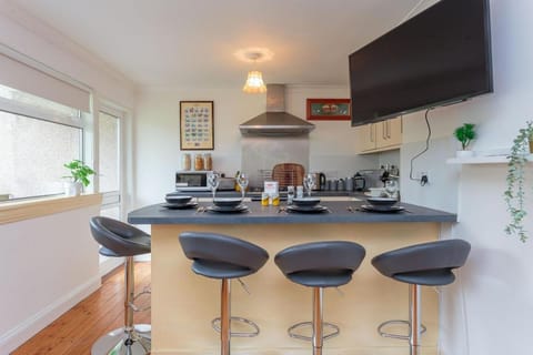 Free Parking - City Centre - 3 Bedrooms - 5 Guests Apartment in Edinburgh