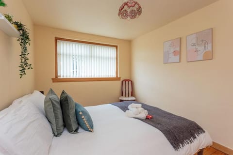 Free Parking - City Centre - 3 Bedrooms - 5 Guests Apartment in Edinburgh