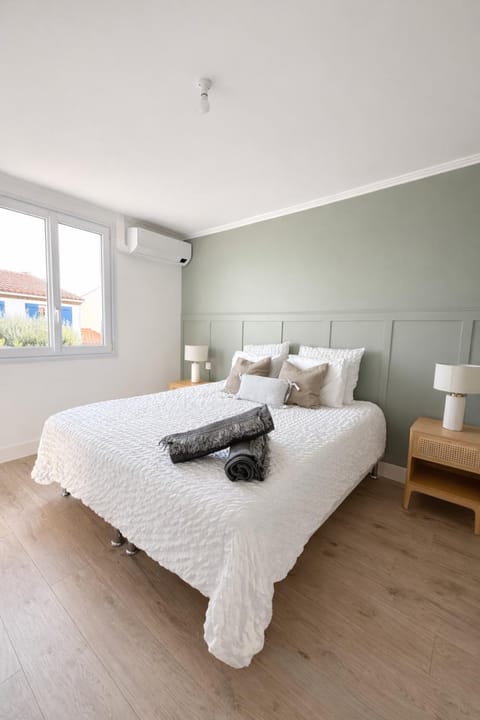 Bed, Photo of the whole room, Bedroom, heating, towels, wardrobe, air conditioner