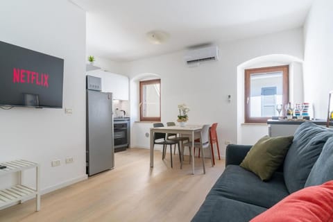 Appartamenti del Borgo a 2 passi dal lago, quite Apartment in Garda