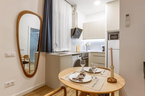 Kitchen or kitchenette, Dining area