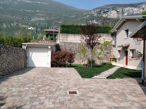 Property building, Spring, Day, Garden, Mountain view, Parking