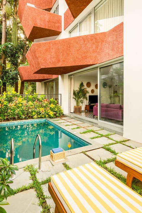 Property building, Swimming pool, sunbed