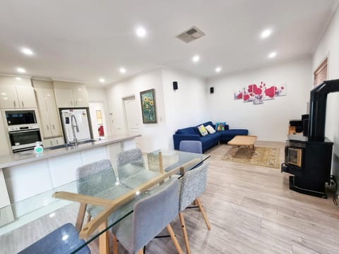 Communal lounge/ TV room, TV and multimedia, Living room, Dining area