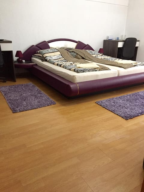 Shower, Toilet, Bed, Bathroom, TV and multimedia, Bedroom