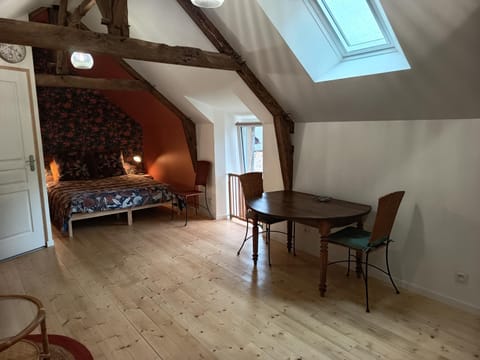 Bed, Photo of the whole room, Seating area, Dining area, Bedroom