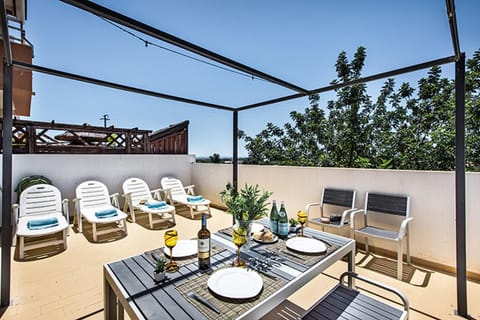 Property building, Patio, Balcony/Terrace, Seating area, sunbed