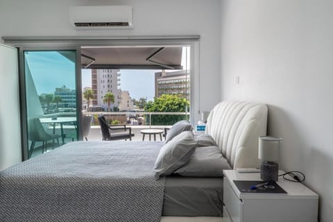 View (from property/room), Balcony/Terrace, Photo of the whole room, Bedroom, air conditioner