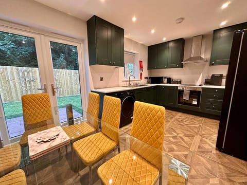 Kitchen or kitchenette, Dining area, oven, stove