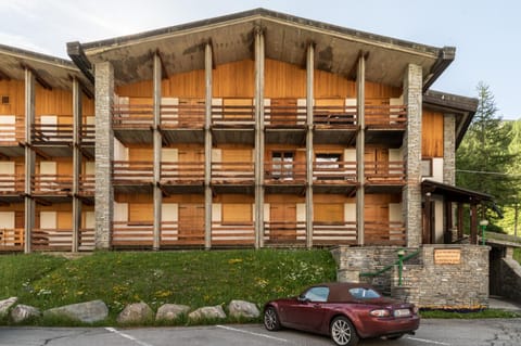 Property building, Property building, Parking