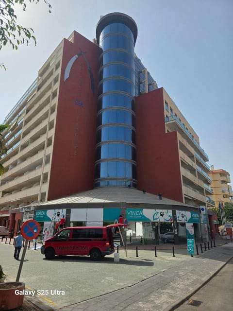 Facade/entrance, Location