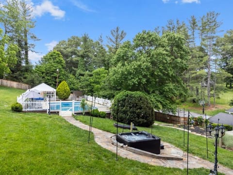 Wild West Pool Sportcourt Hot Tub Fire Pit House in Upper Hominy