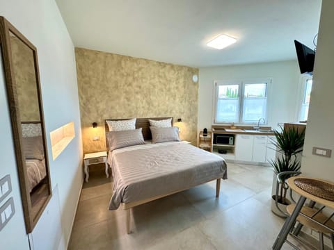 Bed, TV and multimedia, Photo of the whole room, Dining area, Bedroom