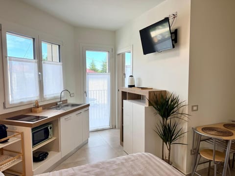 Bed, TV and multimedia, Photo of the whole room, Dining area, stove