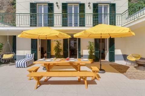 Property building, Patio, Spring, Day, Garden, View (from property/room), Balcony/Terrace, Dining area, Garden view, sunbed