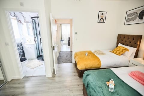 Bed, Photo of the whole room, Bedroom, towels