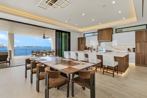 793 Shoreline Estate- 6BD 6BR, Luxurious Pool Home on The Water! home House in San Carlos Island