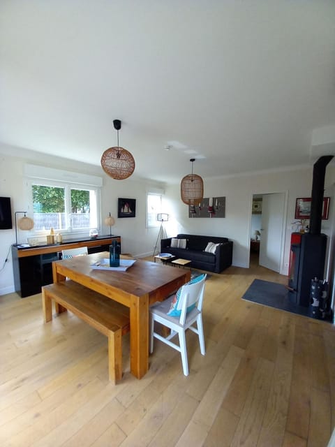 TV and multimedia, Living room, Seating area, Dining area