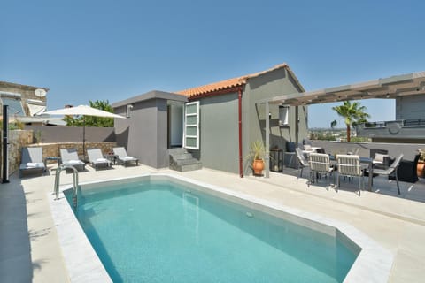 Property building, Balcony/Terrace, Pool view, Swimming pool, sunbed
