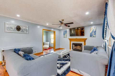 Families Welcome Lake-View Home, 2 Mi to Gahanna! House in Gahanna