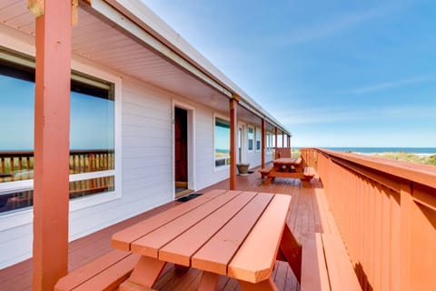 Joe's Oceanview Getaway House in Rockaway Beach