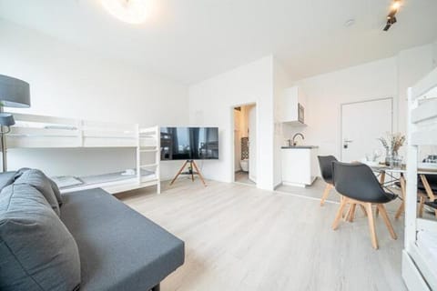 Bed, TV and multimedia, Kitchen or kitchenette, Photo of the whole room, Dining area, Bedroom