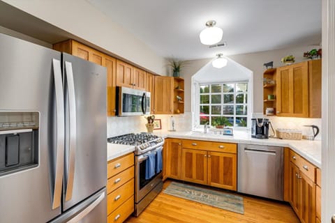 The Heart of Sonoma Plaza, Stylish 1877 Victorian House in Sonoma