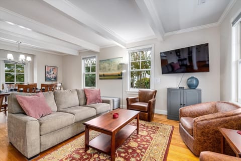 The Heart of Sonoma Plaza, Stylish 1877 Victorian House in Sonoma