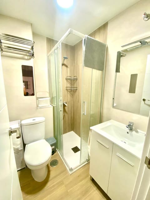 Shower, Toilet, Bathroom, towels