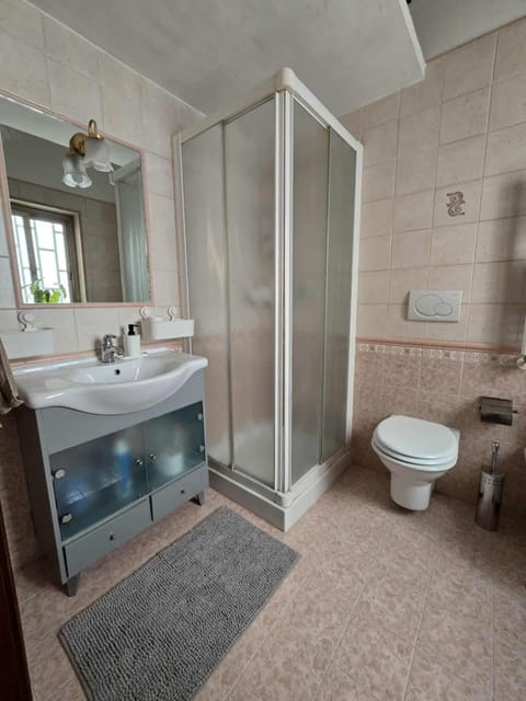 Shower, Toilet, Bathroom, bidet, towels