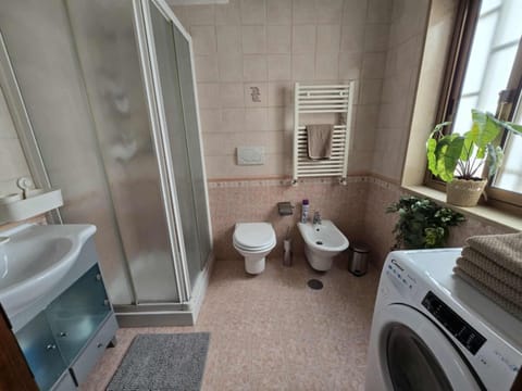 Toilet, Bathroom, bidet, towels, washing machine