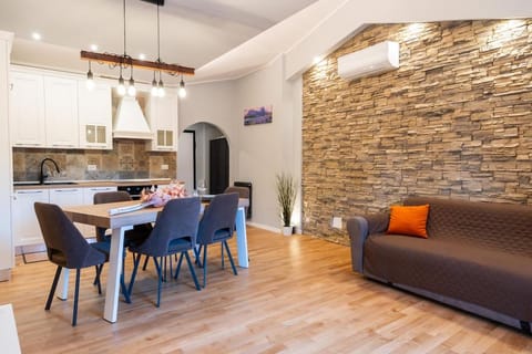 Kitchen or kitchenette, Living room, Seating area, Dining area, stove