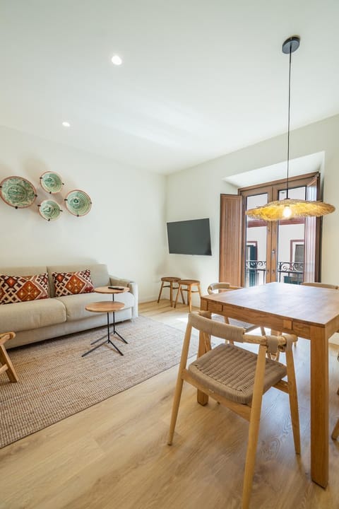 TV and multimedia, Living room, Seating area, Dining area