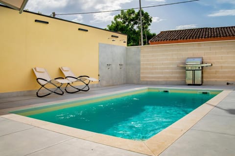 BBQ facilities, Pool view, Swimming pool, sunbed