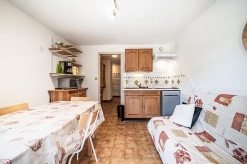Property building, Kitchen or kitchenette, Living room