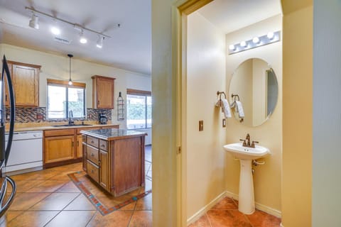 Southwestern Chic! Tucson Retreat with Private Patio House in Catalina Foothills