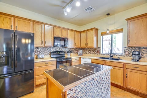 Southwestern Chic! Tucson Retreat with Private Patio House in Catalina Foothills